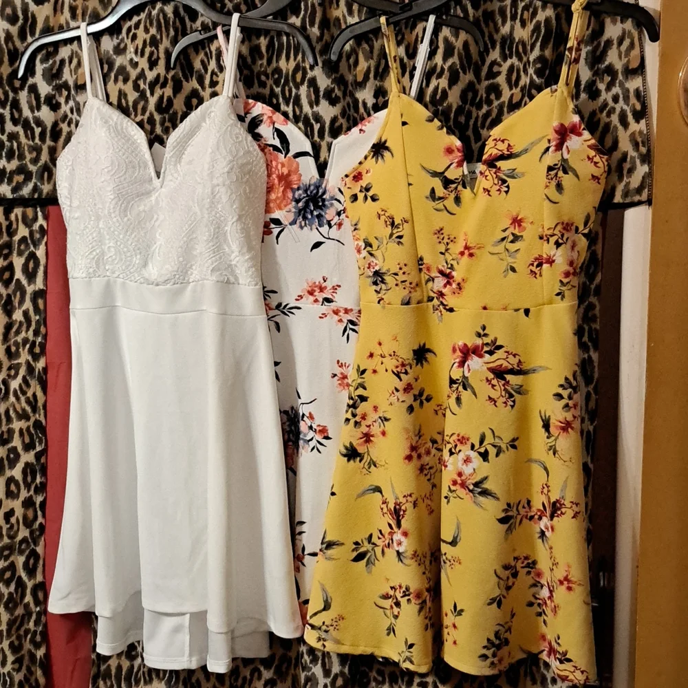 Dresses - Picture 1 of 4